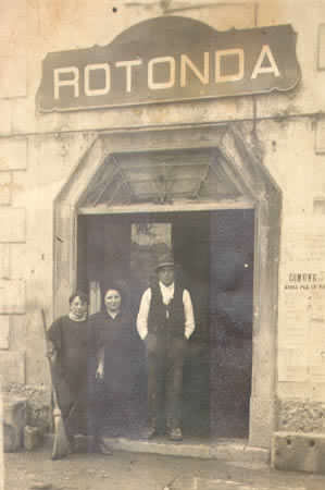 Sulla soglia. Trattoria Rotonda